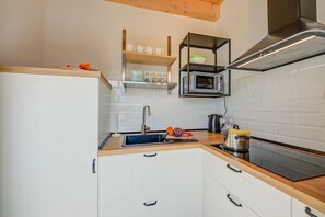 Kylskåp, mikrovågsugn, spishäll och kaffe- och tebryggare