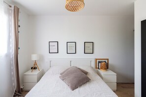 4 bedrooms, desk, iron/ironing board, travel cot