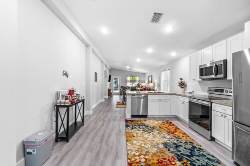 Beautiful Home Close to Beach and Atlantic Ave. Jacuzzi, Plunge Pool!