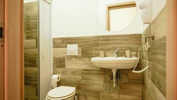 Room, 1 Bedroom | Bathroom