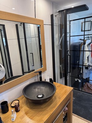 Shower, hair dryer, towels