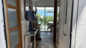 Un couloir menant à un balcon d’où l’on peut admirer la mer.