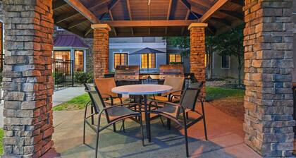 Great for Business Travelers! Quiet Suite + FREE Buffet Breakfast