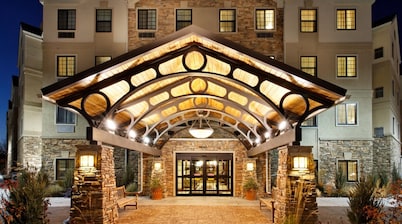 Indoor Pool, Hot Tub, Free Wi-Fi, Free Breakfast | Close to Ford World HQ