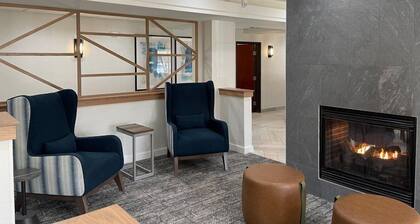 Free Breakfast, Free Wi-Fi | Indoor Pool, Hot Tub, Business Center