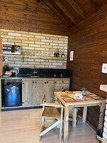 Frigobar, microondas, placa de cocina, tostadora