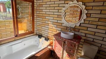 Chalet Confort, vistas al patio | Baño | Bañera y ducha independientes, bañera de hidromasaje y secador de pelo