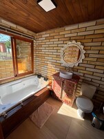 Comfort Chalet, Courtyard View | Bathroom | Separate tub and shower, jetted tub, hair dryer, towels