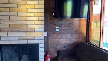 Chalet Confort, vistas al patio | Zona de estar | Smart TV de 32 pulgadas con canales digitales, Netflix