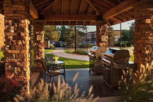 Outdoor Pool, Hot Tub, and Free Breakfast! Great Location!