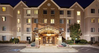 Outdoor Pool, Hot Tub, and Free Breakfast! Great Location!