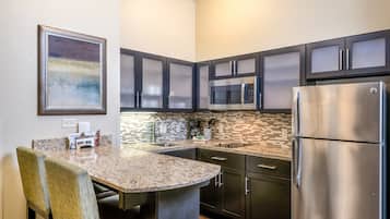 Fridge, microwave, stovetop, dishwasher