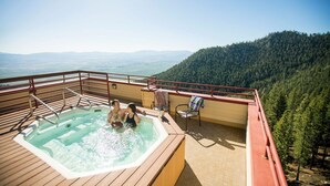 Outdoor spa tub - Access to Pools, Spa + Fitness Centre! (Stateline)