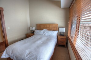 2 quartos, cofres nos quartos, ferros/tábuas de passar roupa