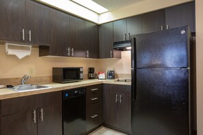 Réfrigérateur, micro-ondes, plaque de cuisson, lave-vaisselle