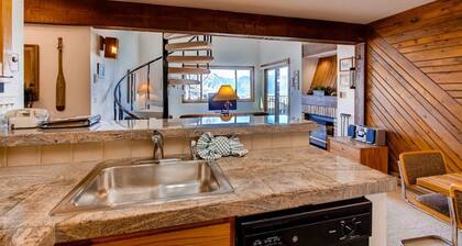 Spacious + Cozy Slopeside Condo | Great Location!