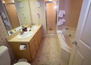 Toallas, jabón, papel de baño 
