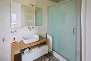 Dusche, Haartrockner, Bidet, Handtücher