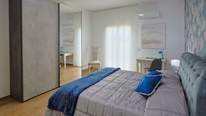 A bedroom with a bed, a desk, a chair, and a wardrobe. - Venere Apartment cozy apartment in Sicily overlooking the Mediterranean Sea (Ribera)