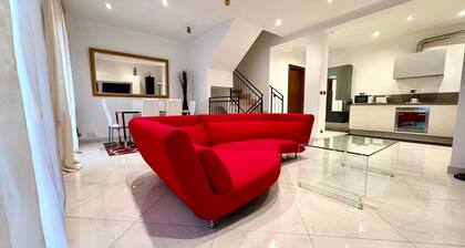 Three-story air-conditioned villa with private garden and parking space