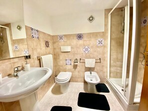 Doccia, asciugacapelli, bidet, asciugamani