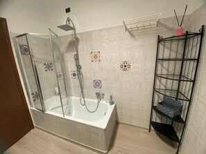 Ducha, secador de pelo, bidé y toallas