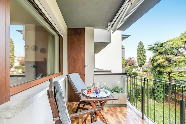 Family Apartment, Multiple Bedrooms, Lakeside (Dora) | Property grounds