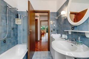 Family Apartment, Multiple Bedrooms, Lakeside (Dora) | Bathroom | Shower, bidet, towels, soap - Dora (Riva del Garda)