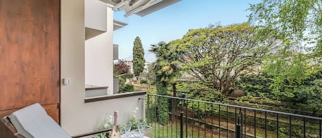 Departamento familiar, 2 habitaciones, balcón, junto al lago (Dora) | Restaurante al aire libre