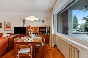 Appartement familial, 2 chambres, balcon, au bord du lac (Dora - Riva del Garda Apartment with) | Restauration