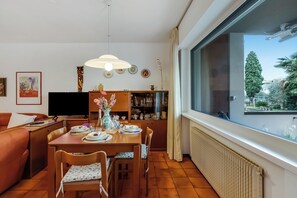 Family Apartment, Multiple Bedrooms, Lakeside (Dora) | Dining