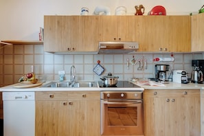 Refrigerador, microondas, horno, placa de cocina