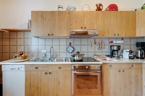 Frigorífico, microondas, horno y placa de cocina