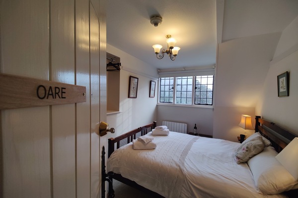 Standard Double Room, Shared Bathroom, Garden View (Oare) | WiFi (free), bed sheets