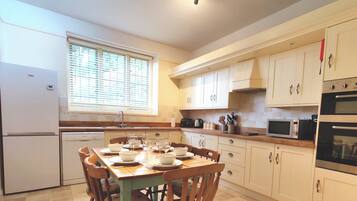 Oven, stovetop, cookware/dishes/utensils