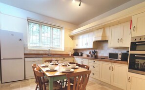 Oven, stovetop, cookware/dishes/utensils - bossington bunkhouse (Bossington)