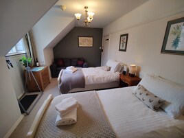 Habitación estándar con 2 camas individuales, baño compartido, vistas al jardín (Nutscale) | Ropa de cama de alta calidad y decoración individual