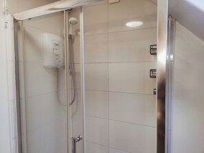 Toallas, jabón, shampoo, papel higiénico