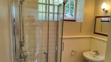 Habitación individual clásica, baño privado | Baño | Ducha, artículos de higiene personal gratuitos, toallas y jabón