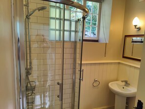 Klassieke eenpersoonskamer, en-suite badkamer | Badkamer | Een douche, gratis toiletartikelen, handdoeken, zeep