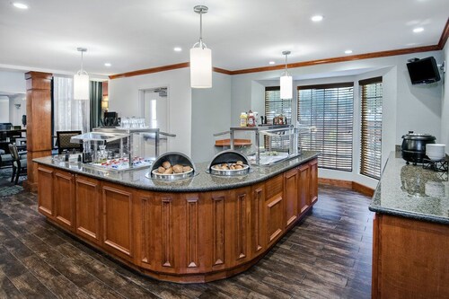 Equipped Suite with FREE Buffet Breakfast, Gym Access + Air-Conditioning