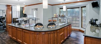 Equipped Suite with FREE Buffet Breakfast, Gym Access + Air-Conditioning