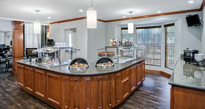 Equipped Suite with FREE Buffet Breakfast, Gym Access + Air-Conditioning