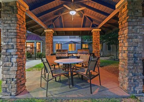 Outdoor dining - Equipped Suite with FREE Buffet Breakfast, Gym Access + Air-Conditioning (Round Rock)