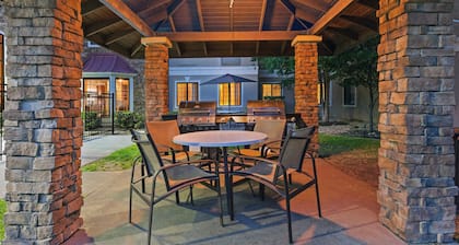 Equipped Suite with FREE Buffet Breakfast, Gym Access + Air-Conditioning
