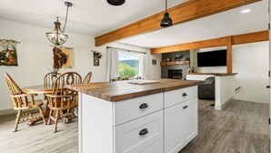 Interior - Cozy, Spacious, and Central Townhome in Kalispell (Kalispell)