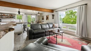 TV - Cozy, Spacious, and Central Townhome in Kalispell (Kalispell)