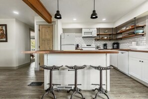 Microondas, horno, parrilla de estufa y lavavajillas 