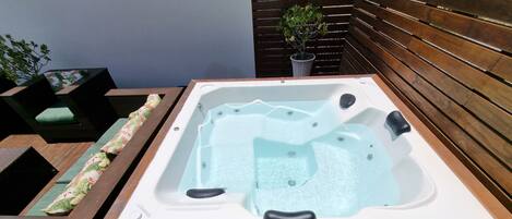 Outdoor spa tub