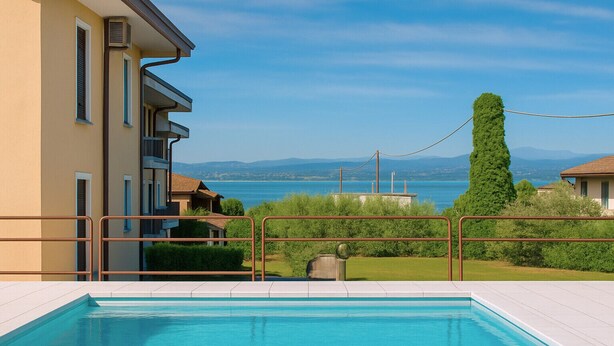 A swimming pool with a view of a lake and mountains. - Regarda - Emerald apartment near the beach with pool (Bardolino)